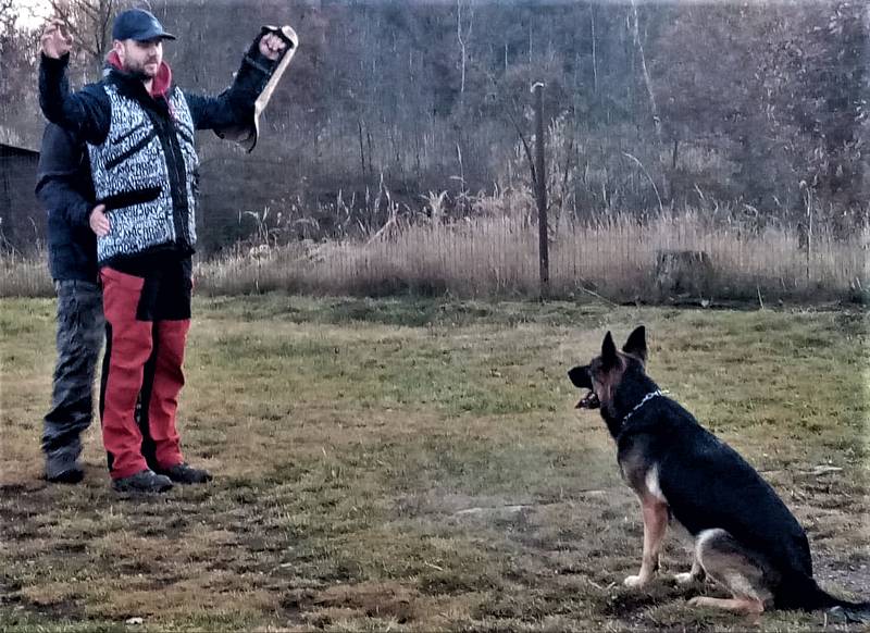 Chovatelé předvedli dětem ukázky výcviku