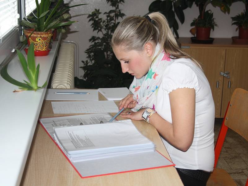 Radka Koulová připravuje své poznámky před ústní zkouškou. 