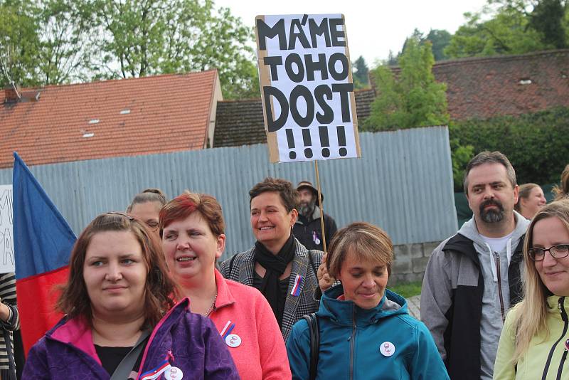 Úterní protest se odehrával v proluce Masarykova náměstí. Promlouvali zde domácí i hosté