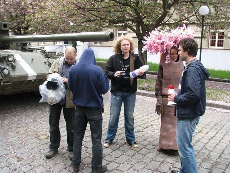 Tank, blokující rokycanskou ulici Bojovníků za svobodu, štáb fimařů a hlavních protagonistů natáčeného reklamního spotu budily celý den pozornost občanů v centru města.