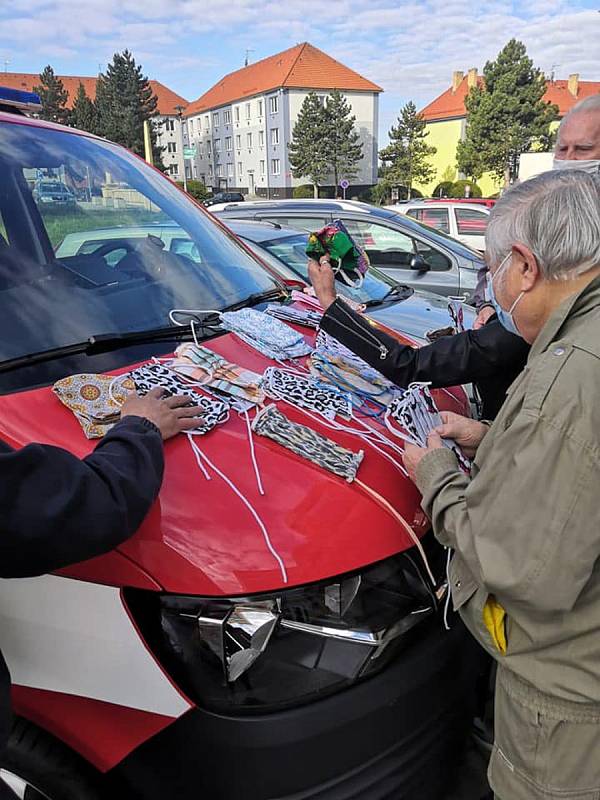 Roušky od hasičů byly v Hrádku zdarma