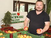 Richard Schwarz nabízí přímo v areálu sadů dvanáct druhů jablek.