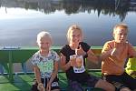 Děti si užívaly zážitkovou plavbu na Holoubkovském rybníku