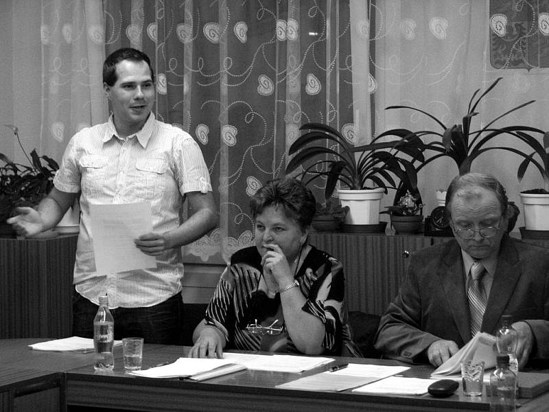 Holoubkovským starostou se na příští čtyři léta stal Lukáš Fišer (stojící).  Na snímku z ustavujícího zasedání vpravo sedí dosavadní starosta Miroslav Vild, uprostřed Anna Vildová (shoda jmen).  