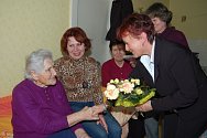 Devadesátnice Božena Štruncová z Ejpovic (vlevo) přijímala o víkendu gratulace. Za členský výbor Jednoty jí přišly k jubileu poblahopřát Zdeňka Kalčíková a Jana Bernášková. Vedle oslavenkyně pak usedly dcera Marta a snacha Anna. 