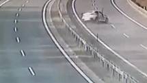 S kradeným autem ujížděl po dálnici D5, kde boural a poté z vozu utekl.