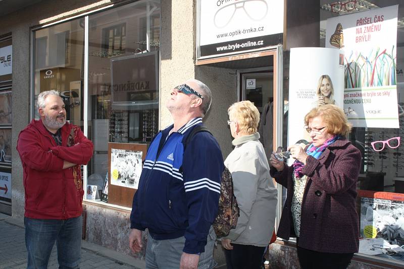 Lidé sledovali speciálními brýlemi zatmění Slunce. Ty na ulici obdrželi od firmy Optik Trnka (Palackého ulice) v Rokycanech