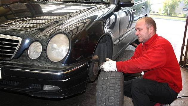 Lukáš Mikudík při výměně pneumatik. Ten největší nápor  pneuservisy teprve očekávají.