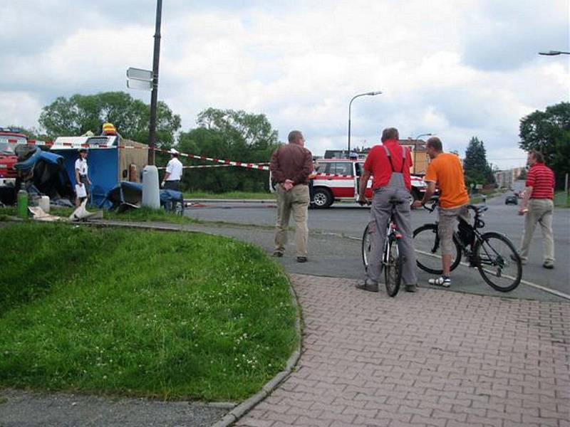 V rokycanské Šťáhlavské ulici došlo k nehodě dvou vozidel. Řidič avie střet nepřežil.