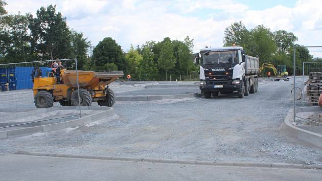 Odstavná plocha je určena pro dvě stě vozidel. Foto Deník/Václav Havránek