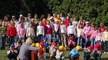 Páteční dopoledne bylo významné pro kluky a děvčata z voldušské základní školy i mateřinky. Otevírali zahradu s několika prvky.