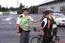 V závěru týdne se policisté zaměřili na cyklisty. Tenhle jezdec dýchal na parkovišti u zimního stadionu v Rokycanech. 