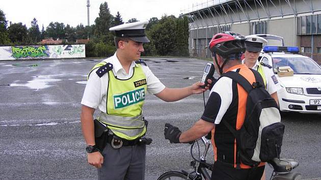 V závěru týdne se policisté zaměřili na cyklisty. Tenhle jezdec dýchal na parkovišti u zimního stadionu v Rokycanech. 