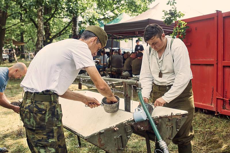 BAHNA – Den pozemního vojska v bývalém vojenském prostoru nedaleko Strašic na Rokycansku přilákal tisíce příznivců armády, IZS i vojenské historie. V ukázkách byly k vidění bojová vozidla Pandur a Iveco, samohybné houfnice či tanky T-72M4 a T-72M1.