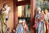 Stupenský Betlém, který je na Štědrý den umístněný u vchodu do kostela sv. Vavřince.