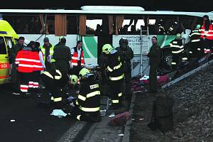 Tragická nehoda autobusu zaměstnala několik složek integrovaného záchranného systému.