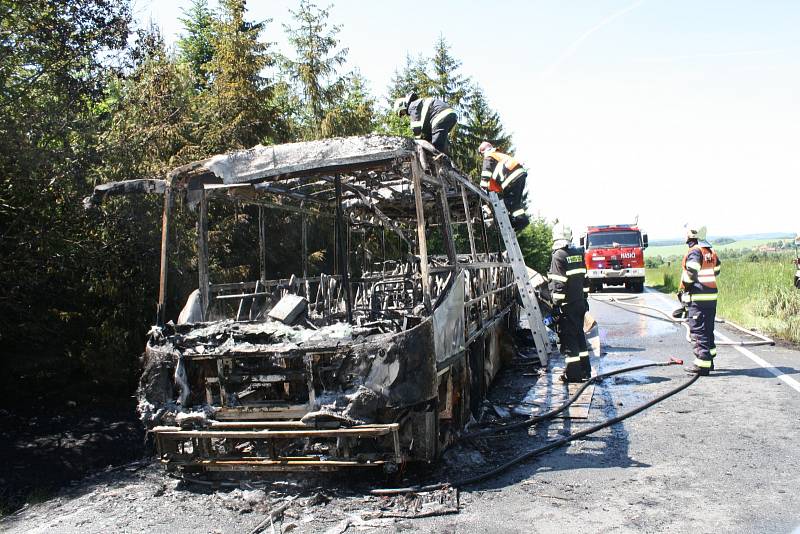 Zásah hasičských jednotek u hořícího autobusu u Borovna (3. června 2015)