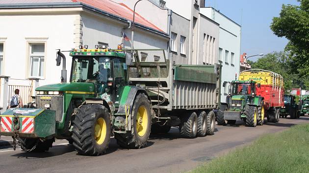 Traktory z Příkosické zemědělské, a. s., včera projely centrem Rokycan. Za nimi se tvořily kolony. Svou pomalou jízdou agrárníci protestovali proti zrušení zelené nafty a také zavedení spotřební daně z tichého vína. 