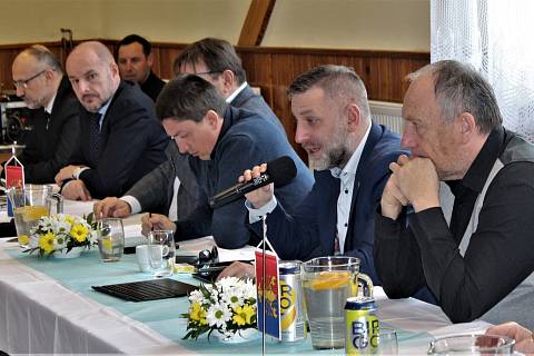 Setkání představitelů měst a obcí se zástupci kraje se konalo v Rakové.