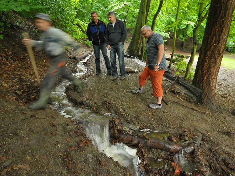 Ze stráně se valí do koupaliště další a další voda