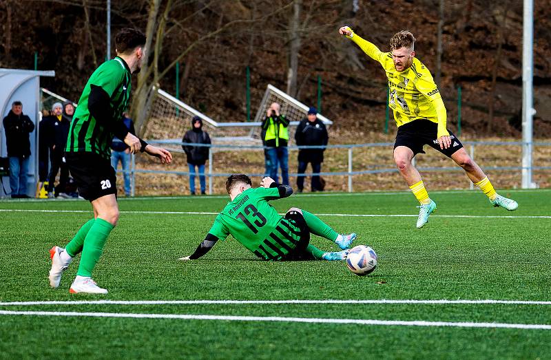 Fotbalisté divizního FC Rokycany (na archivním snímku hráči v zelených dresech) prohráli své přípravné utkání na novou sezonu. S Kladnem padli 2:4.