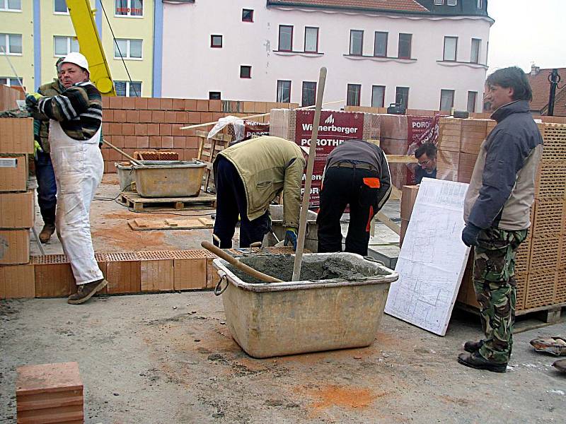 V rámci první etapy zatím ve Sladovnické ulici Rokycan, tedy v centru města, vyroste patnáct nových bytů. Momentálně se staví první patro budovy prohnuté do tvaru připomínajícího podobu písmene U. Akce se děje v režii přeštické firmy STAWO. 