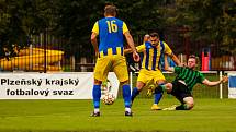 Fotbalisté FC Rokycany (na archivním snímku hráči v zelenočerných dresech) remizovali ve středeční dohrávce 3. kola FORTUNA divize A s Aritmou Praha 2:2.