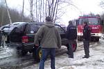 Jeep sjel do řeky Klabavy a zůstal nepojízdný asi deset metrů od břehu. 