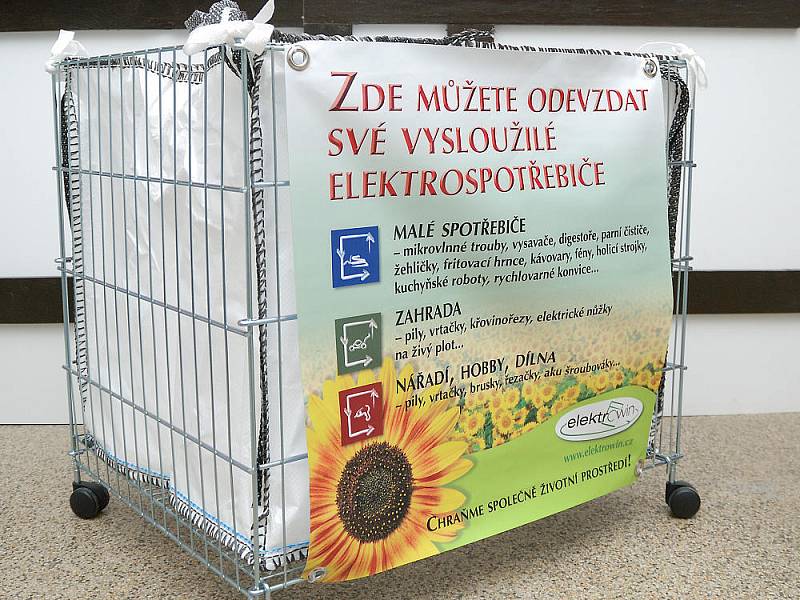 Už v pěti prodejnách najdou zákazníci sběrné koše, do kterých mohou odložit vysloužilý elektrospotřebič.