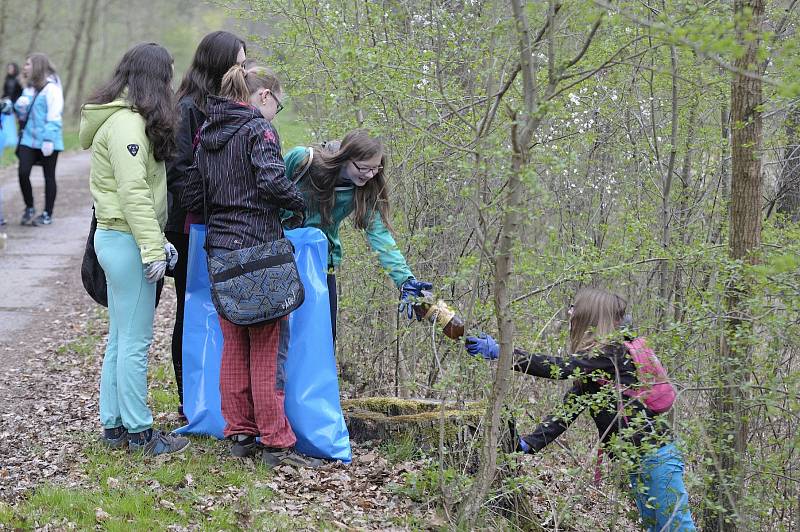 Osmáci uklízeli PP Rokycanská stráň v rámci akce Clean up the Word (17. duben 2015)