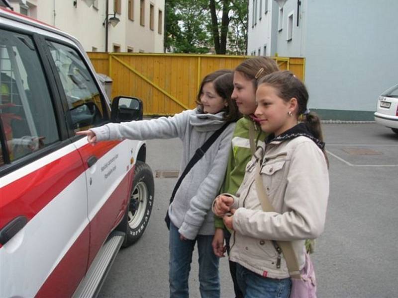 Do soutěž Mladý záchranář 2009 se letos zapojilo osm základních škol Rokycanska