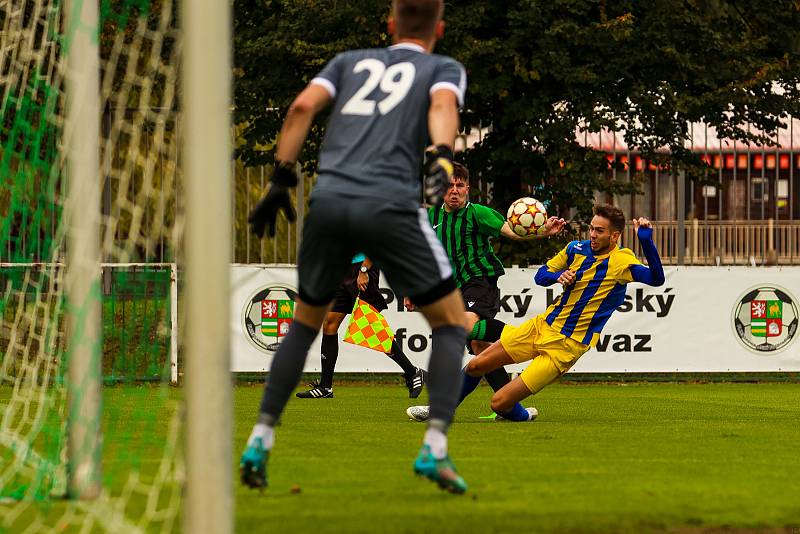 Fotbalisté FC Rokycany (na archivním snímku hráči v zelenočerných dresech) remizovali ve středeční dohrávce 3. kola FORTUNA divize A s Aritmou Praha 2:2.