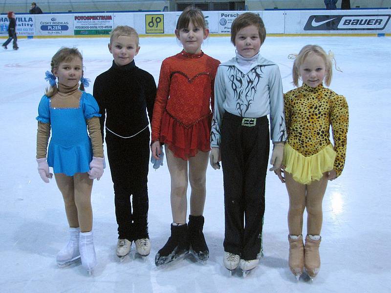 První opravdové závody mají za sebou nadějní krasobruslaři z rokycanského klubu. Ve Slaném se prosadili Julia Chernecká, Jan Peterek, Verunka Štolcbartová, Míša Zikmundová i Tomáš Balej. 