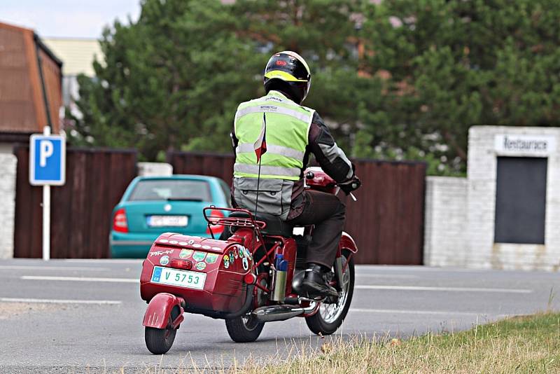 Auta a motocykly z let 1948 až 1989 obdivovali fanoušci v Břasích, Svaťáku či Liblíně.