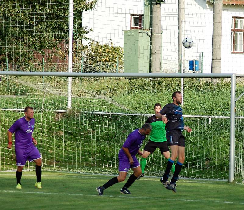 Hned první kolo krajské 1. B třídy přineslo okresní derby.