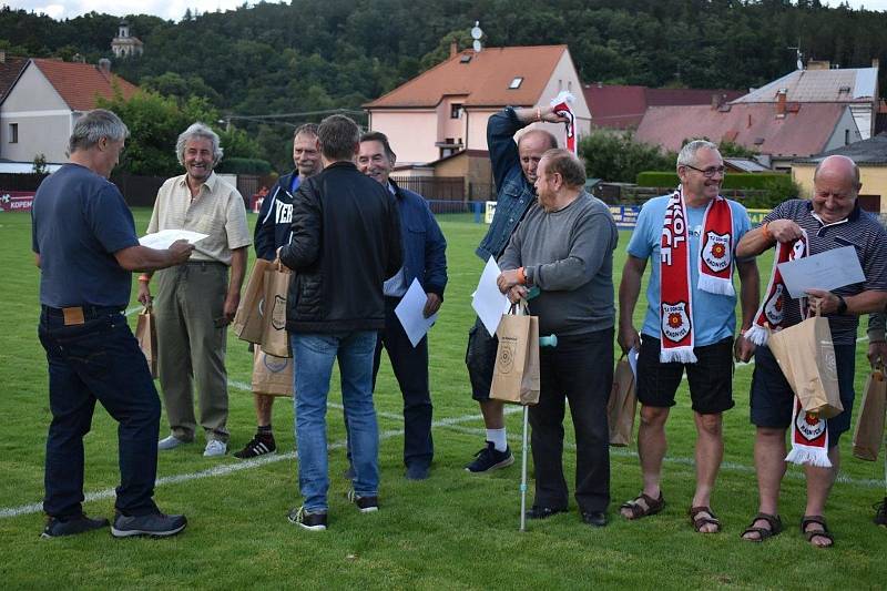 Slavnostní poděkování bývalým reprezentantům TJ Sokol proběhlo v poločasové přestávce zápasu proti Stříbru.