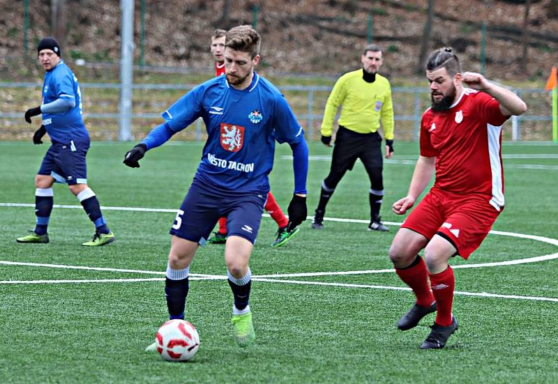 Fotbalisté TJ Sokol Radnice (v červeném) statečně vzdorovali vedoucímu Tachovu.