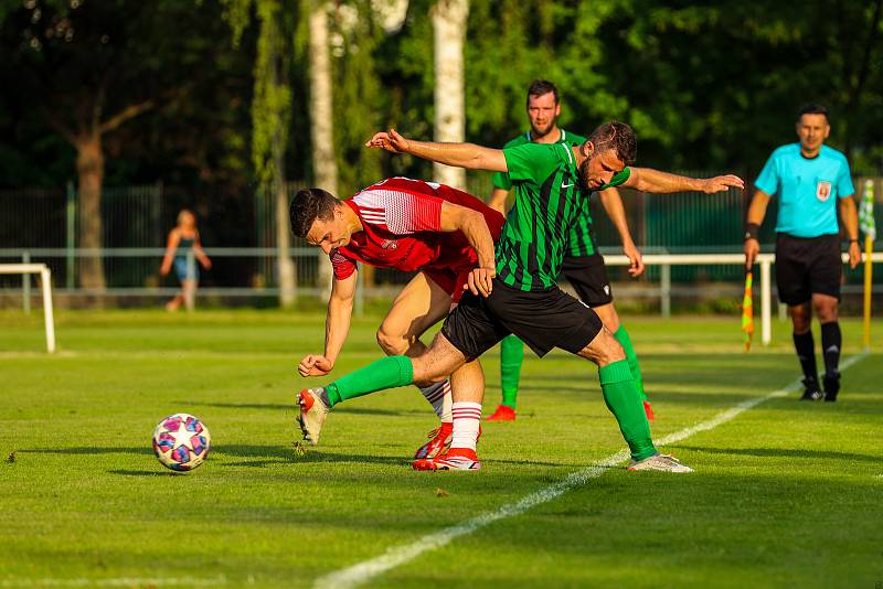 26. kolo FORTUNA divize A: FC Rokycany (hráči v zelených dresech) - SK Petřín Plzeň (červení) 1:1 (1:1).