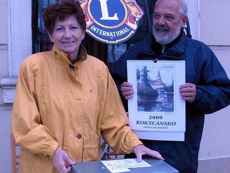 Během Slavností pod rokycanskou věží si nejeden zájemce odnesl i kalendář na rok 2009,  s obrazy Miroslava Kozlíka. Na snímku jej nabízejí Anna Riegerová a Jan Tajbl, členové Lions´ clubu, s nimiž se střídali další.  