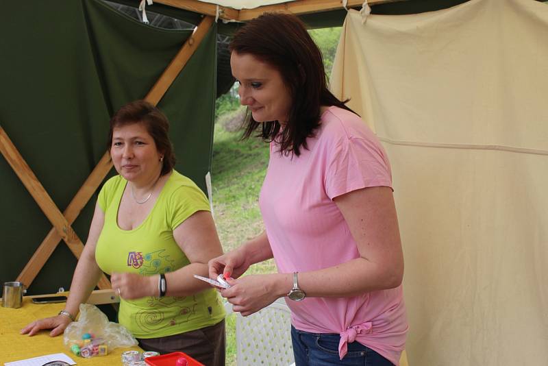 Dopoledne představitelé města uctili památku padlých ve II. světové válce u několika pomníků a desek. Ve třináct hodin pak začínal v Muzeu na demarkační čáře atraktivní program a zájem veřejnosti nejlépe dokládaly stovky aut na přilehlých parkovištích.