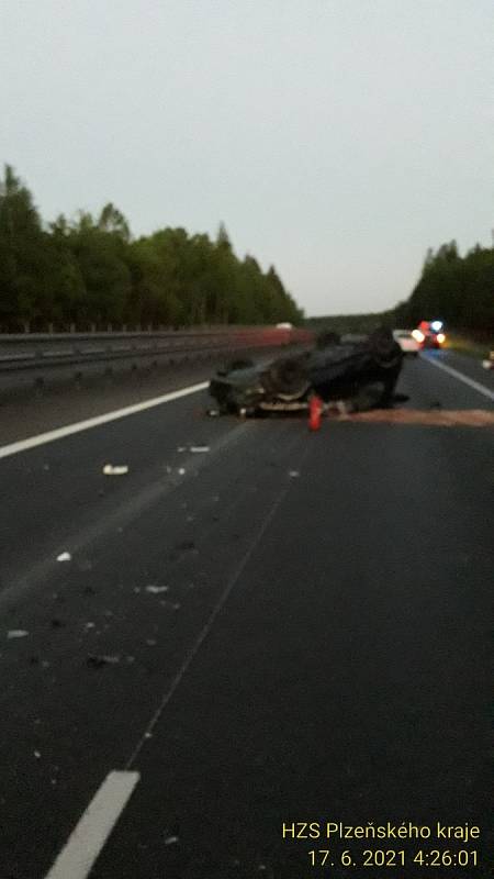 Střet dvou osobních aut na dálnici D5 nedaleko Holoubkova.