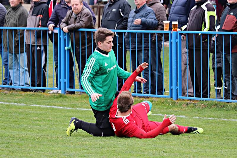 Fotbalisté TJ Sokol Radnice (na archivním snímku červení).