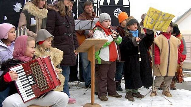 U kapličky ve Smědčicích se na Štědrý den odpoledne potkala zhruba polovina obyvatel vesnice. Nenechala si ujít pásmo staročeských koled, které se sedmnácti umělci nastudoval Vladimír Sosna.