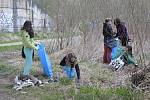 Osmáci uklízeli PP Rokycanská stráň v rámci akce Clean up the Word (17. duben 2015)