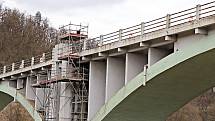 Opravy mostu v Liblíně jsou v plném proudu.
