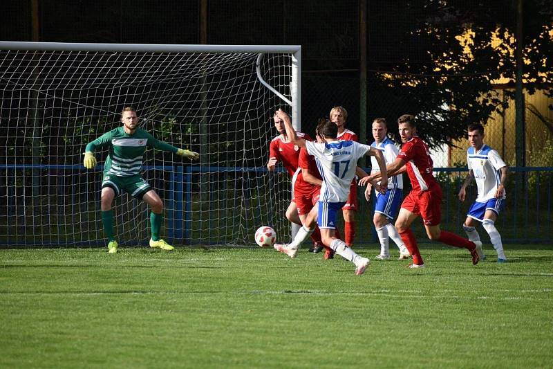 Fotbalisté TJ Sokol Radnice (červení).