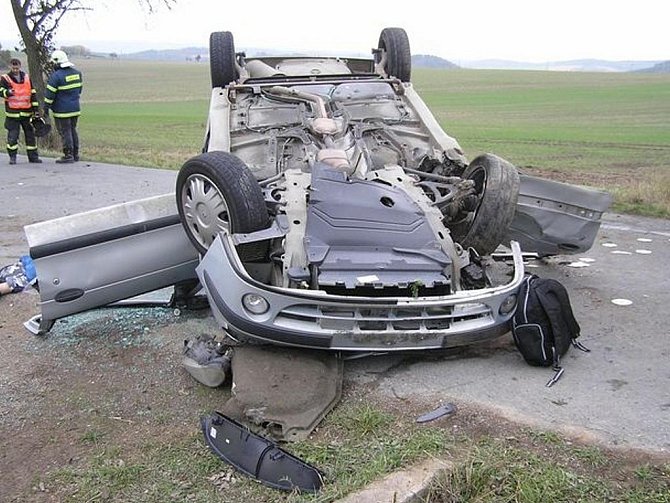 U Hlohovic došlo k tragické dopravní kolizi. Zemřely tu dvě osoby posádky vozidla Renault Megane. 