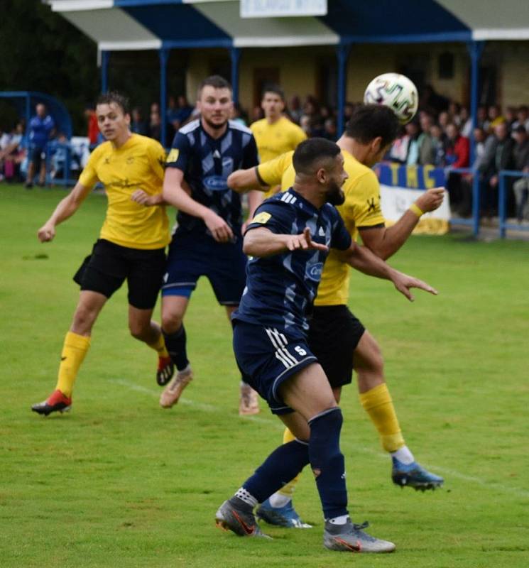 Fotbalisté TJ Slavoj Mýto (na archivních snímcích hráči v modrých dresech) porazili divizní Tochovice 3:1.