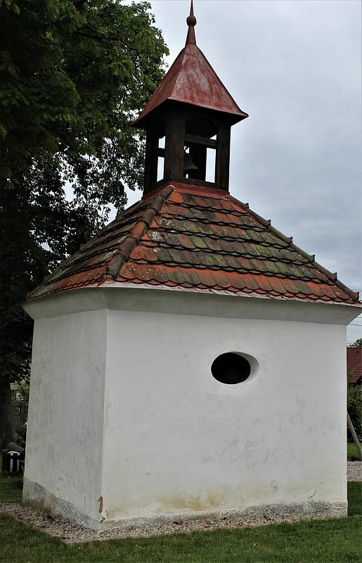 Dominantou návsi je opravená kaple. Foto Václav Havránek