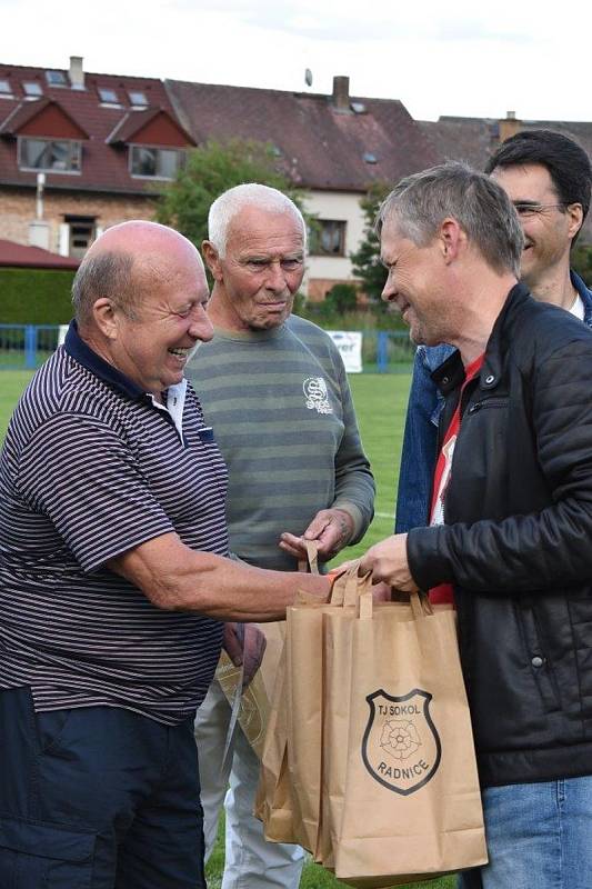 Slavnostní poděkování bývalým reprezentantům TJ Sokol proběhlo v poločasové přestávce zápasu proti Stříbru.